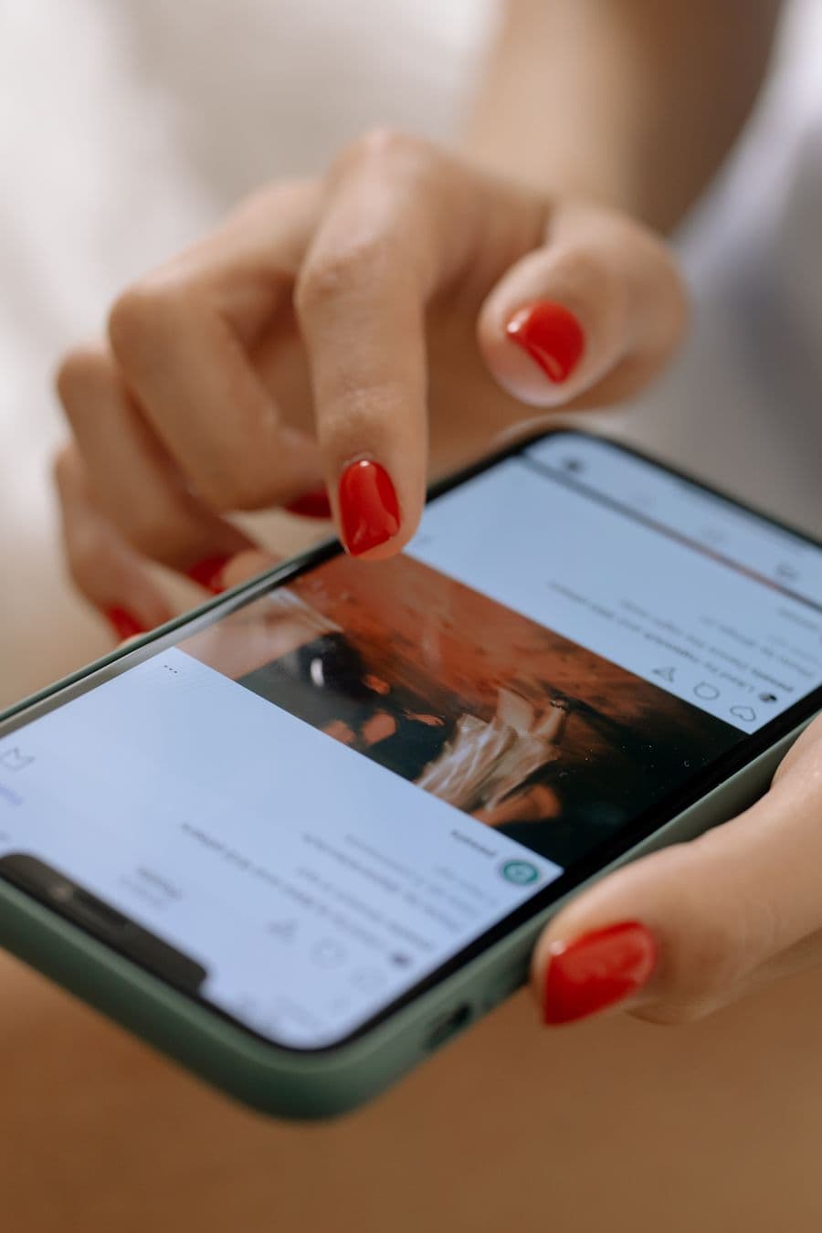 Une testeuse réalise un scénario sur son téléphone